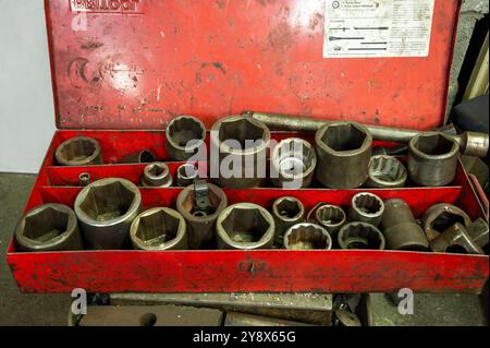 Une douille bien utilisée posée sur un banc dans le hangar à moteur de Grosmont sur le North Yorkshire Moors Railway. Banque D'Images