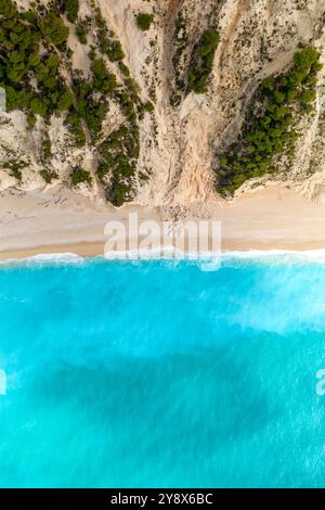 Drone vue de dessus de la plage d'Egremni avec de l'eau turquoise sur l'île de Lefkada Banque D'Images