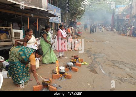 Une offre à la déesse Attukal Devi | plats de Pongala Banque D'Images