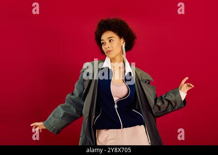 Une jeune femme met en valeur son style et ses émotions uniques dans un décor saisissant et coloré. Banque D'Images