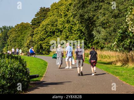 Perth, Écosse. Les gens marchent dans North Inch Park Banque D'Images