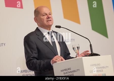 Hambourg, Allemagne. 07 octobre 2024. Le chancelier fédéral Olaf Scholz (SPD) intervient lors de l'ouverture de la Conférence sur le développement durable de Hambourg dans la Grande salle des fêtes de l'hôtel de ville. Crédit : Georg Wendt/dpa/Alamy Live News Banque D'Images