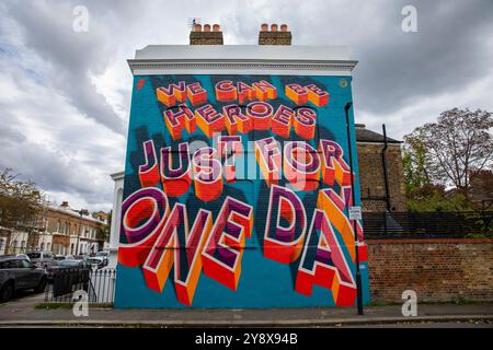 Une maison victorienne à Brixton avec les mots « We Can Be Heroes Just for One Day » dans un graffiti coloré de Street art - Londres le 29 septembre 2024. Banque D'Images