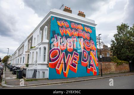 Une maison victorienne à Brixton avec les mots « We Can Be Heroes Just for One Day » dans un graffiti coloré de Street art - Londres le 29 septembre 2024. Banque D'Images