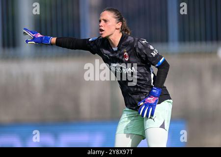 Laura Giuliani de AC Milan Women gestes lors de la série A féminine entre Napoli et AC Milan à l'Arena Giuseppe Piccolo le 07 octobre 2024 à Cercol Banque D'Images