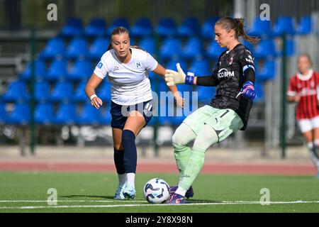 Laura Giuliani de l'AC Milan Women et Maja Jelcic de Napoli Women s'affrontent pour le ballon lors de la Serie A féminine entre Napoli et l'AC Milan à l'Arena GI Banque D'Images