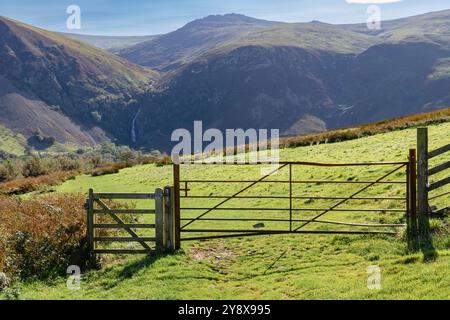 Porte sur North Wales Path et Pilgrim's Way avec Aber Falls au-delà, dans le nord du parc national de Snowdonia. Abergwyngregyn, Gwynedd, pays de Galles, Royaume-Uni, Grande-Bretagne Banque D'Images