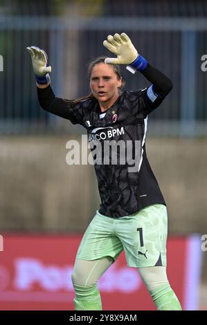 Laura Giuliani de AC Milan Women gestes lors de la série A féminine entre Napoli et AC Milan à l'Arena Giuseppe Piccolo le 07 octobre 2024 à Cercol Banque D'Images