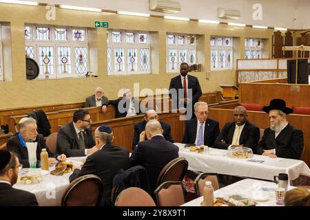 Le ministre des Affaires étrangères David Lammy (2ème à droite) avec des membres de la communauté juive, lors de sa visite à la synagogue de South Tottenham à Londres, pour marquer l'anniversaire des attaques du 7 octobre contre Israël. Date de la photo : lundi 7 octobre 2024. Banque D'Images