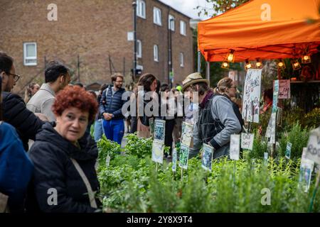 People Shopping pendant Columbia Road Flower Market à East London le 29 septembre 2024. Crédit photo : Sam Mellish Banque D'Images