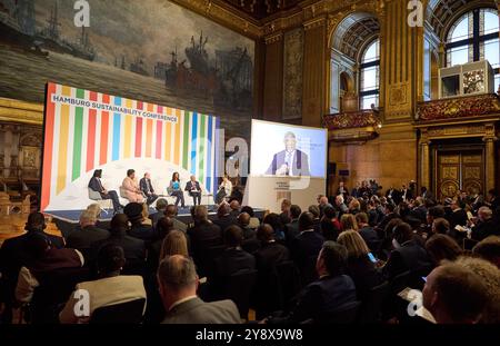 Hambourg, Allemagne. 07 octobre 2024. Les participants assistent à l'ouverture de la Conférence sur le développement durable de Hambourg dans la grande salle de bal de l'hôtel de ville. Crédit : Georg Wendt/dpa/Alamy Live News Banque D'Images