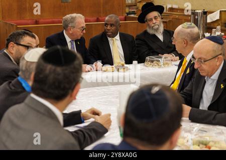 Le secrétaire aux Affaires étrangères David Lammy (au centre) avec des membres de la communauté juive, lors d'une visite à la synagogue de South Tottenham à Londres, pour marquer l'anniversaire des attaques du 7 octobre contre Israël. Date de la photo : lundi 7 octobre 2024. Banque D'Images