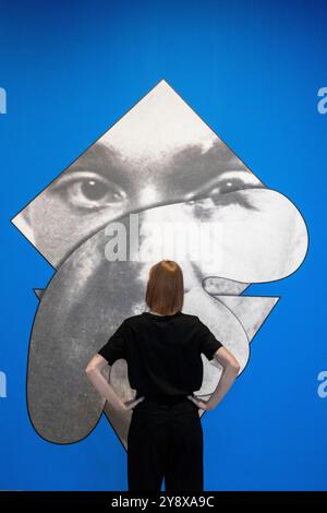 [SOUS EMBARGO JUSQU'EN 00,01 8 Oct 24] Londres, Royaume-Uni. 7 octobre 2024. Un membre du personnel de 'Eclectic totemic', 2013, lors d'une avant-première de 'Leap Year', une nouvelle exposition de l'artiste coréen Haegue Yang à la Hayward Gallery. Ses œuvres couvrent une gamme de médias, du collage de papier à la sculpture performative et aux installations sensorielles, et son inspiration puise dans diverses histoires et coutumes, y compris les traditions et le folklore de l'Asie de l'est, le modernisme, l'histoire de l'art contemporain et la nature. L'exposition se déroule du 9 octobre au 5 janvier 2025. Credit : Stephen Chung / Alamy Live News Banque D'Images