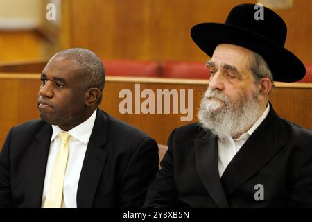 Le ministre des Affaires étrangères David Lammy (à gauche) avec des membres de la communauté juive, lors d'une visite à la synagogue de South Tottenham à Londres, pour marquer l'anniversaire des attaques du 7 octobre contre Israël. Date de la photo : lundi 7 octobre 2024. Banque D'Images