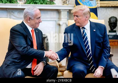 Washington D.C., États-Unis - janvier 27 2020 : le président AMÉRICAIN Donald Trump serrant la main du premier ministre israélien Benjamin Netanyahu dans le bureau ovale au t Banque D'Images