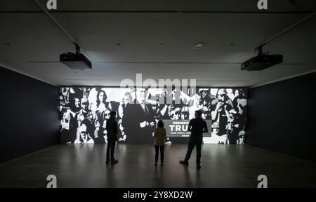 PACE Gallery, Londres, Royaume-Uni. Lundi 7 octobre 2024. Film en boucle en noir et blanc de Robert Longo, ultra-rapide, présentant l'assaut de la tempête d'images d'une journée d'actualité internationale : le 4 juillet 2024. Crédit : Malcolm Park/Alamy Live News Banque D'Images