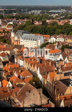 Belgique, Flandre, Bruges, Grote Markt, vue surélevée ouest vers Duke’s Palace Hotel depuis Belfort Banque D'Images