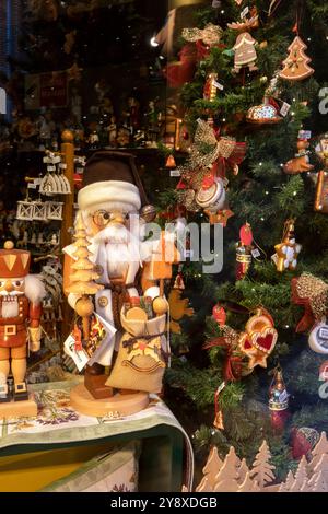 Belgique, Flandre, Bruges, Breidelstraat, affichage de Noël en vitrine Banque D'Images