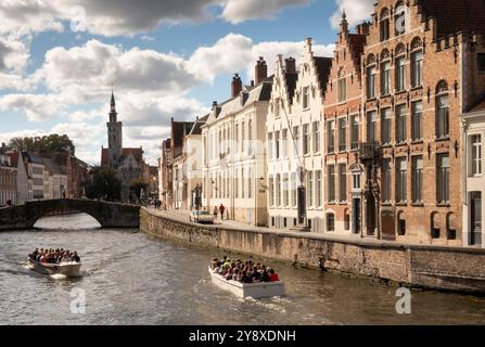 Belgique, Flandre, Bruges, Spiegelrei, bateau touristique approchant le pont Koeningstraat Banque D'Images