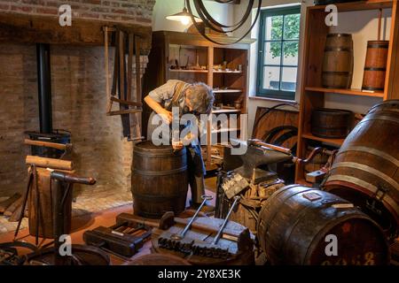 Belgique, Flandre, Bruges, Balstraat, Volkkundemuseum, musée folklorique, atelier de cooper Banque D'Images