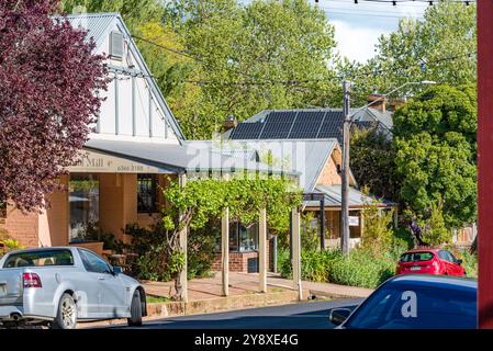 Vue sur la principale rue commerçante de la ville historique de Millthorpe dans le centre-ouest de la Nouvelle-Galles du Sud, Australie Banque D'Images