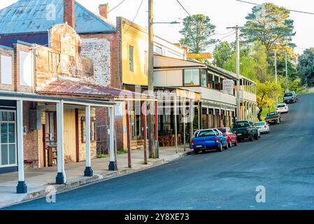 Tôt le matin dans la rue principale du village historique et magnifique du centre-ouest de la Nouvelle-Galles du Sud de Carcoar en Australie Banque D'Images