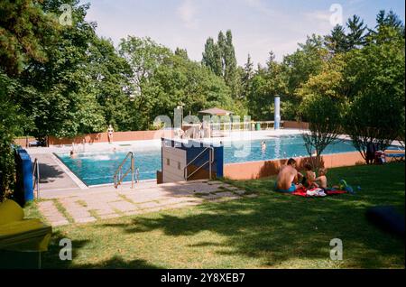 Piscine familiale à la piscine Krapfenwaldlbad, Vienne, Autriche, Europe. Banque D'Images