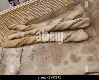 Les gressins Grissini sont dans un panier dans le magasin. Pâtisseries italiennes traditionnelles. Banque D'Images