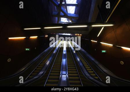 Budapest, U Bahn, U Bahnstation, Verkehr, Budapest, métro, métro, Budapest, U Bahn, métro, transport, U Bahnhof oder moderne Architektur, Banque D'Images