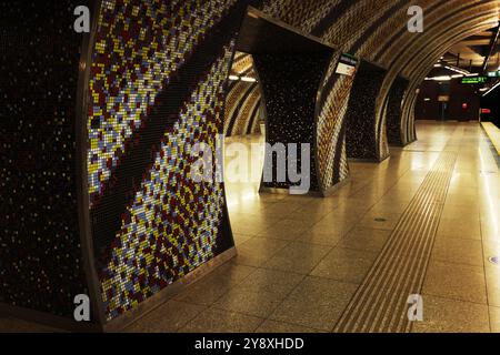 Budapest, U Bahn, U Bahnstation, Verkehr, Budapest, métro, métro, Budapest, U Bahn, métro, transport, U Bahnhof oder moderne Architektur, Banque D'Images