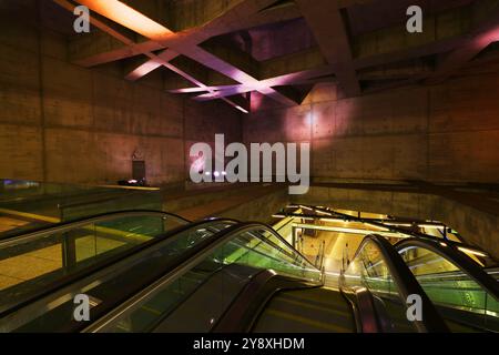 Budapest, U Bahn, U Bahnstation, Verkehr, Budapest, Metro, Subway, Budapest, U Bahn,  Metro, Transport, U Bahnhof  oder moderne Architektur, Stock Photo