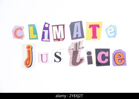 Phrase Climate Justice orthographiée dans la typographie de style journal découpée, isolée sur fond blanc. Banque D'Images