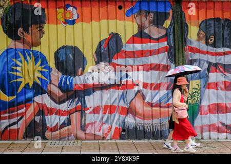 Kuala Lumpur, Malaisie. 03 Oct, 2024. Des femmes ont vu marcher devant une murale de l'esprit malaisien à Kuala Lumpur. La vie quotidienne à Kuala Lumpur. (Photo Faris Hadziq/SOPA images/SIPA USA) crédit : SIPA USA/Alamy Live News Banque D'Images