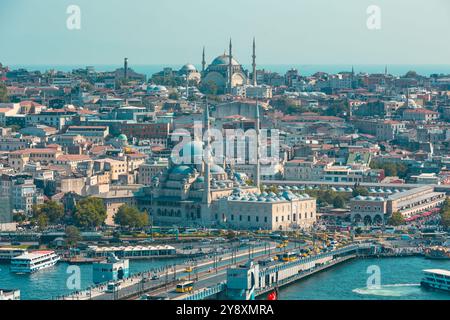 Nouvelle Mosquée d'Eminonu aka Yeni Cami et Mosquée Nuruosmaniye vue de la Tour de Galata. Visitez Istanbul photo de fond. Istanbul Turquie - 7.9.2024 Banque D'Images