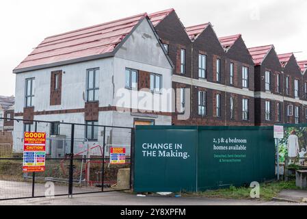 Fossetts Way, Southend on Sea, Essex, Royaume-Uni. 7 octobre 2024. La démolition est en cours des maisons construites en utilisant une technique de construction «plate-pack» qui a commencé à être construit en novembre 2022. Les travaux ont cessé en juin 2023 à la suite de l'effondrement du constructeur modulaire Ilke Homes qui avait utilisé cette technique pour compléter partiellement 32 d'un projet de 221 maisons Meadow Grange. Les bâtiments ont souffert des dommages causés par les intempéries et des problèmes de sécurité incendie, au point que le Guinness Partnership, l'association de logement qui doit louer les maisons, a choisi de commencer à construire à partir de zéro Banque D'Images