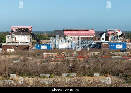 Fossetts Way, Southend on Sea, Essex, Royaume-Uni. 7 octobre 2024. La démolition est en cours des maisons construites en utilisant une technique de construction «plate-pack» qui a commencé à être construit en novembre 2022. Les travaux ont cessé en juin 2023 à la suite de l'effondrement du constructeur modulaire Ilke Homes qui avait utilisé cette technique pour compléter partiellement 32 d'un projet de 221 maisons Meadow Grange. Les bâtiments ont souffert des dommages causés par les intempéries et des problèmes de sécurité incendie, au point que le Guinness Partnership, l'association de logement qui doit louer les maisons, a choisi de commencer à construire à partir de zéro Banque D'Images