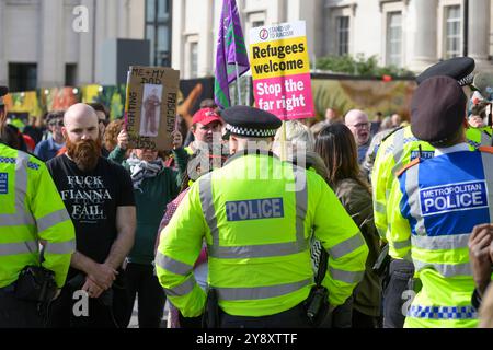 Une petite manifestation anti-Tommy Robinson, dans le but déclaré de s'unir contre le racisme, l'islamophobie et l'antisémitisme. Trafalgar Square, Londres, Royaume-Uni. 28 se Banque D'Images