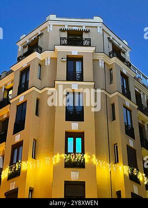 Façade de bâtiment à Noël, vue de nuit. Madrid, Espagne. Banque D'Images