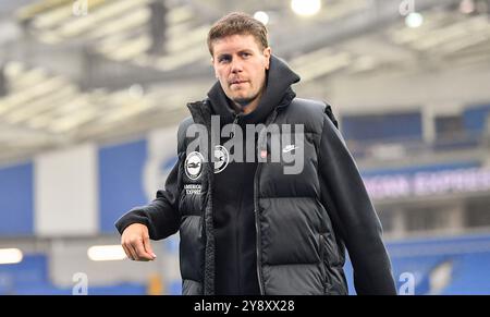 L'entraîneur principal de Brighton Fabian Hurzeler arrive pour le match de premier League entre Brighton et Hove Albion et Tottenham Hotspur au stade American Express , Brighton , Royaume-Uni - 6 octobre 2024 photo Simon Dack / images téléphoto. Usage éditorial exclusif. Pas de merchandising. Pour Football images, les restrictions FA et premier League s'appliquent inc. aucune utilisation d'Internet/mobile sans licence FAPL - pour plus de détails, contactez Football Dataco Banque D'Images