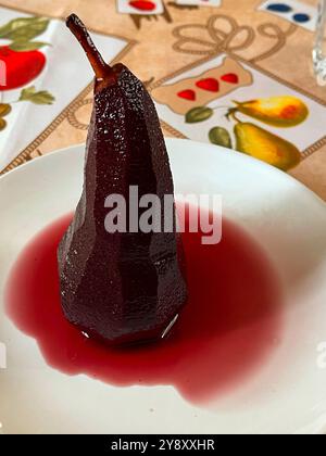 Poire au vin rouge. Banque D'Images