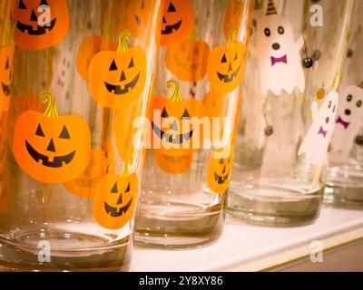 Verres à boire sur le thème d'Halloween imprimés avec des motifs citrouille et fantôme. Octobre 2024 : Phillip Roberts Banque D'Images