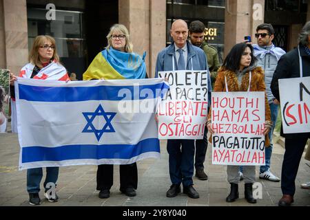 Milano, Milano. 07 octobre 2024. Flash Mob comunit&#xe0 ; Israeliana per la liberazione degli ostaggi e il cessate il fuoco, presso Piazza San Babila - Luned&#xec ; 07 Ottobre 2024 (Foto Claudio Furlan/Lapresse) flash mob de la communauté israélienne pour la libération d'otages et le cessez-le-feu, place San Babila - lundi 07 octobre 2024 (photo Claudio Furlan/Lapresse) crédit : LaPresse/Alamy Live News Banque D'Images