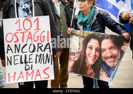 Milano, Milano. 07 octobre 2024. Flash Mob comunit&#xe0 ; Israeliana per la liberazione degli ostaggi e il cessate il fuoco, presso Piazza San Babila - Luned&#xec ; 07 Ottobre 2024 (Foto Claudio Furlan/Lapresse) flash mob de la communauté israélienne pour la libération d'otages et le cessez-le-feu, place San Babila - lundi 07 octobre 2024 (photo Claudio Furlan/Lapresse) crédit : LaPresse/Alamy Live News Banque D'Images