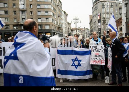 Milano, Milano. 07 octobre 2024. Flash Mob comunit&#xe0 ; Israeliana per la liberazione degli ostaggi e il cessate il fuoco, presso Piazza San Babila - Luned&#xec ; 07 Ottobre 2024 (Foto Claudio Furlan/Lapresse) flash mob de la communauté israélienne pour la libération d'otages et le cessez-le-feu, place San Babila - lundi 07 octobre 2024 (photo Claudio Furlan/Lapresse) crédit : LaPresse/Alamy Live News Banque D'Images