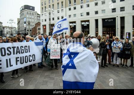 Milano, Milano. 07 octobre 2024. Flash Mob comunit&#xe0 ; Israeliana per la liberazione degli ostaggi e il cessate il fuoco, presso Piazza San Babila - Luned&#xec ; 07 Ottobre 2024 (Foto Claudio Furlan/Lapresse) flash mob de la communauté israélienne pour la libération d'otages et le cessez-le-feu, place San Babila - lundi 07 octobre 2024 (photo Claudio Furlan/Lapresse) crédit : LaPresse/Alamy Live News Banque D'Images