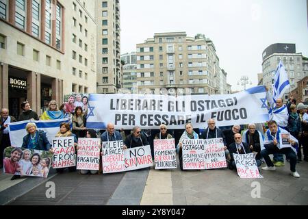 Milano, Milano. 07 octobre 2024. Flash Mob comunit&#xe0 ; Israeliana per la liberazione degli ostaggi e il cessate il fuoco, presso Piazza San Babila - Luned&#xec ; 07 Ottobre 2024 (Foto Claudio Furlan/Lapresse) flash mob de la communauté israélienne pour la libération d'otages et le cessez-le-feu, place San Babila - lundi 07 octobre 2024 (photo Claudio Furlan/Lapresse) crédit : LaPresse/Alamy Live News Banque D'Images