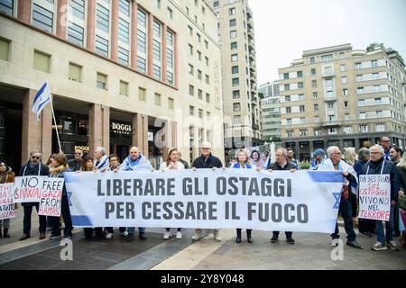 Milano, Milano. 07 octobre 2024. Flash Mob comunit&#xe0 ; Israeliana per la liberazione degli ostaggi e il cessate il fuoco, presso Piazza San Babila - Luned&#xec ; 07 Ottobre 2024 (Foto Claudio Furlan/Lapresse) flash mob de la communauté israélienne pour la libération d'otages et le cessez-le-feu, place San Babila - lundi 07 octobre 2024 (photo Claudio Furlan/Lapresse) crédit : LaPresse/Alamy Live News Banque D'Images