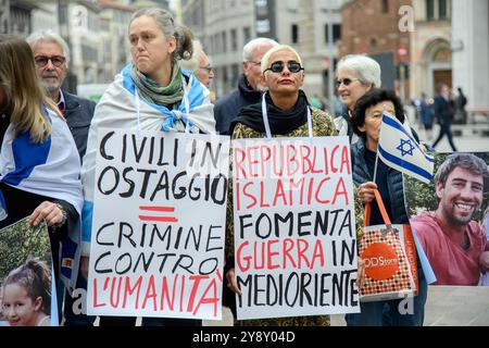 Milano, Milano. 07 octobre 2024. Flash Mob comunit&#xe0 ; Israeliana per la liberazione degli ostaggi e il cessate il fuoco, presso Piazza San Babila - Luned&#xec ; 07 Ottobre 2024 (Foto Claudio Furlan/Lapresse) flash mob de la communauté israélienne pour la libération d'otages et le cessez-le-feu, place San Babila - lundi 07 octobre 2024 (photo Claudio Furlan/Lapresse) crédit : LaPresse/Alamy Live News Banque D'Images