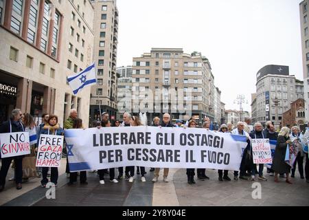 Milano, Milano. 07 octobre 2024. Flash Mob comunit&#xe0 ; Israeliana per la liberazione degli ostaggi e il cessate il fuoco, presso Piazza San Babila - Luned&#xec ; 07 Ottobre 2024 (Foto Claudio Furlan/Lapresse) flash mob de la communauté israélienne pour la libération d'otages et le cessez-le-feu, place San Babila - lundi 07 octobre 2024 (photo Claudio Furlan/Lapresse) crédit : LaPresse/Alamy Live News Banque D'Images