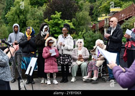 Chansons d'été de louange par Telford & Severn gorge Deanery Churches Together Banque D'Images